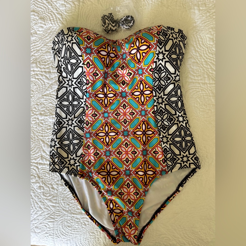 CLEARANCE 
COASTAL ZONE BY JANTZEN Strapless One Piece Swimsuit | Size M